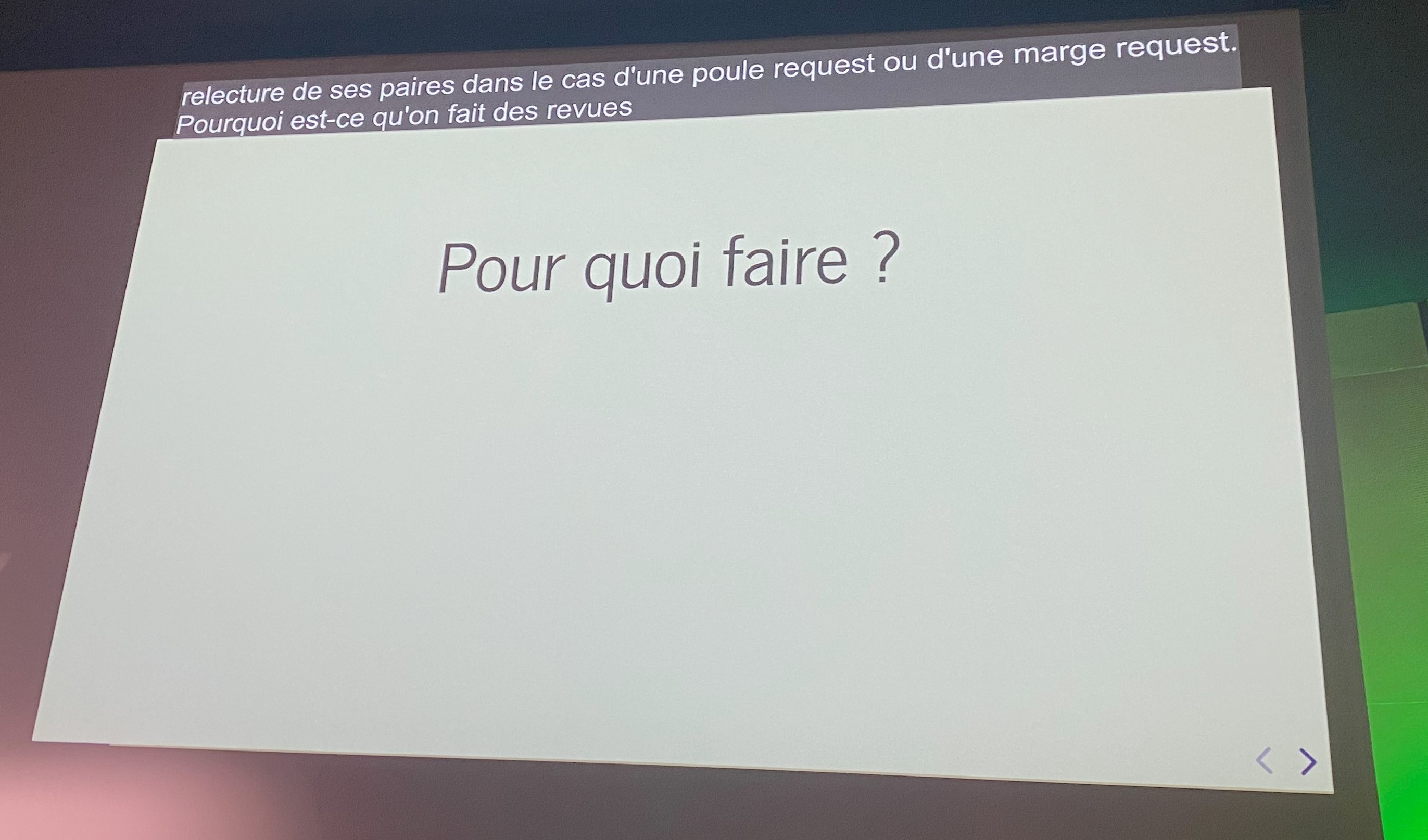 On voit le slide avec les sous-titres automatiques dans un bandeau noir en haut du slide projeté en grand écran. Les sous-titres automatiques sont transcrits juste après cet image.
